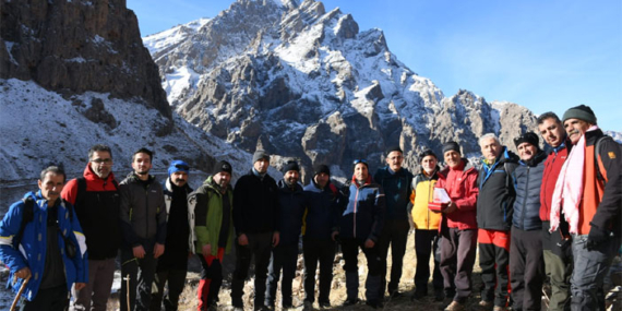 Hakkari Dağcılarına zirvede plaket