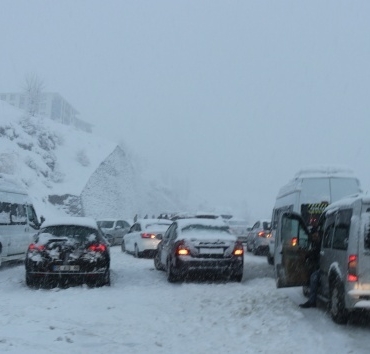 Bitlis'te kar ve tipi nedeniyle araçlar mahsur kaldı