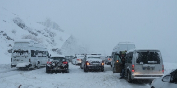 Bitlis’te kar ve tipi nedeniyle araçlar mahsur kaldı