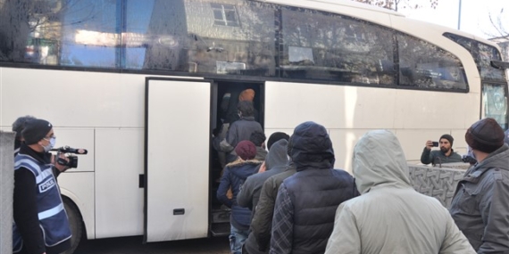 Kars’ta 23 göçmen sınır dışı edilmek üzere Iğdır’a gönderildi