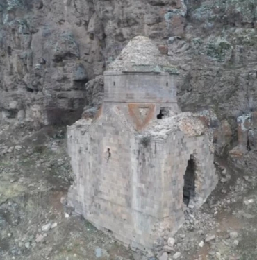 Muradiye'deki tarihi kilise define avcıları tarafından tahrip edildi