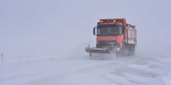 Van-Tatvan yolu trafiğe kapandı