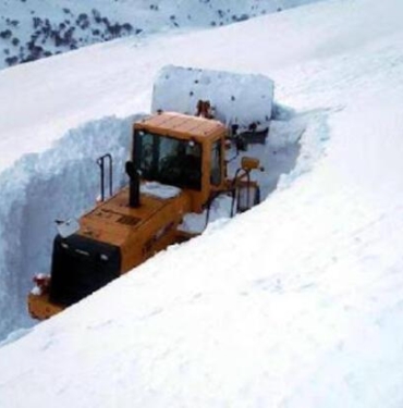 Van'da kar yağışı 82 yerleşim yerinin yolu kapandı