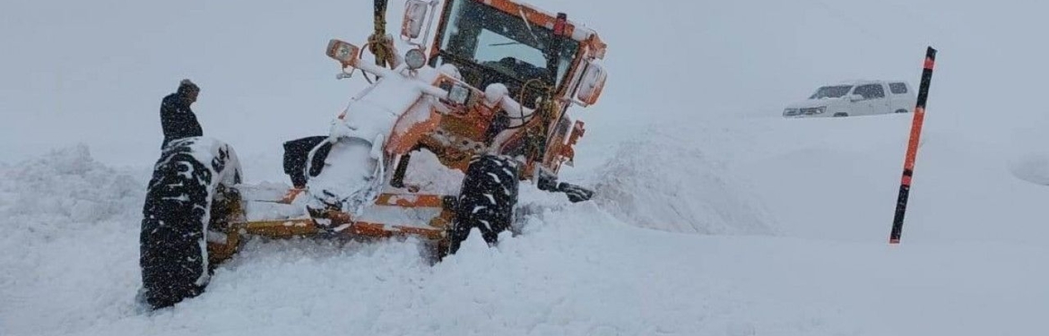 Bahçesaray yolunda İş makinesinin üzerine çığ düştü