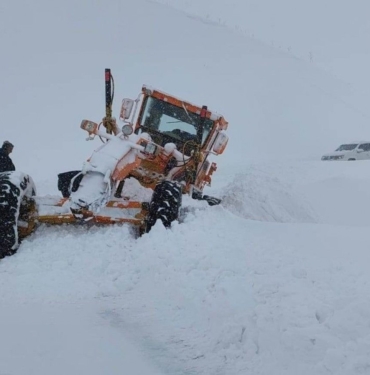 Bahçesaray yolunda İş makinesinin üzerine çığ düştü