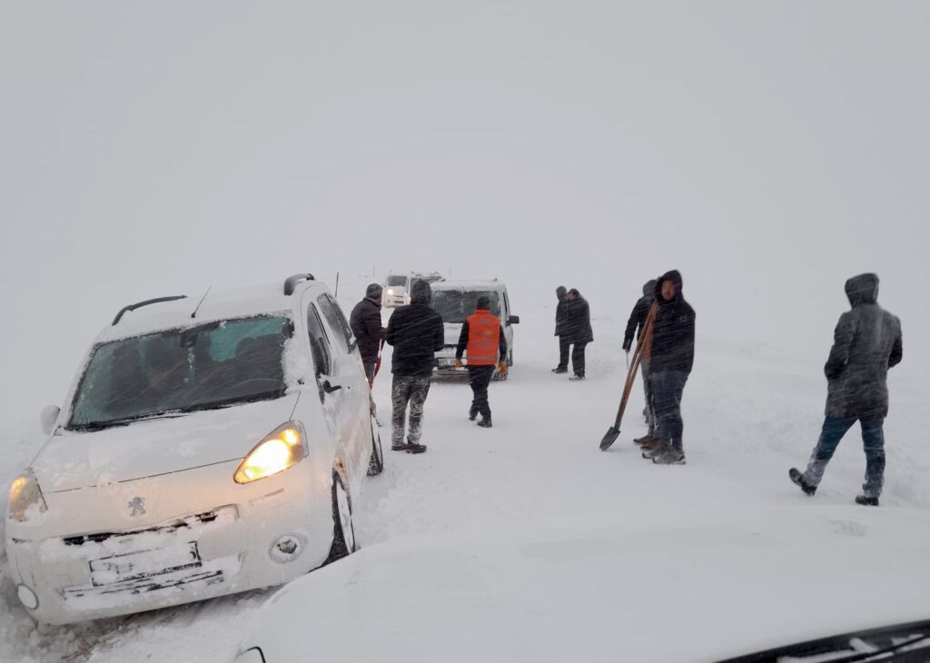 Van'da kar ve tipide mahsur kalan yurttaşların bir kısmı kurtarıldı-video - IMG 20220119 WA0061