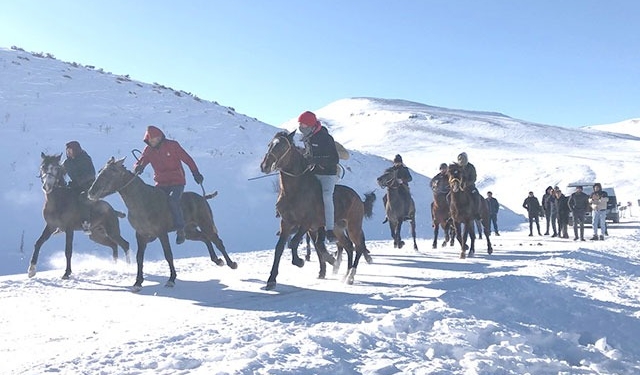 Kars'ta eksi 22 derecede at yarışı1