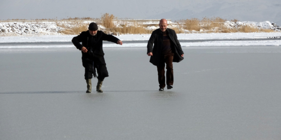 Van Gölü’nün sahilleri buzla kaplandı