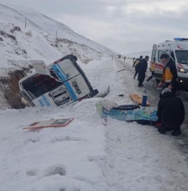 Van-Hakkari yolunda Ambulans kaza yaptı 7 yaralı