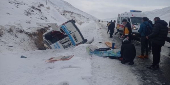 Van-Hakkari yolunda Ambulans kaza yaptı: 7 yaralı