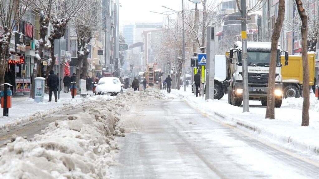 Van’da kar esareti: Yollar kapandı, hastalar mahsur kaldı-Video - Vanda kar esareti 1 1