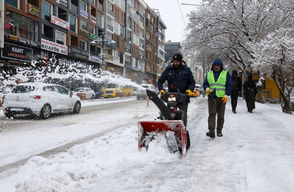 Van’da kar esareti: Yollar kapandı, hastalar mahsur kaldı-Video - Vanda kar esareti 4
