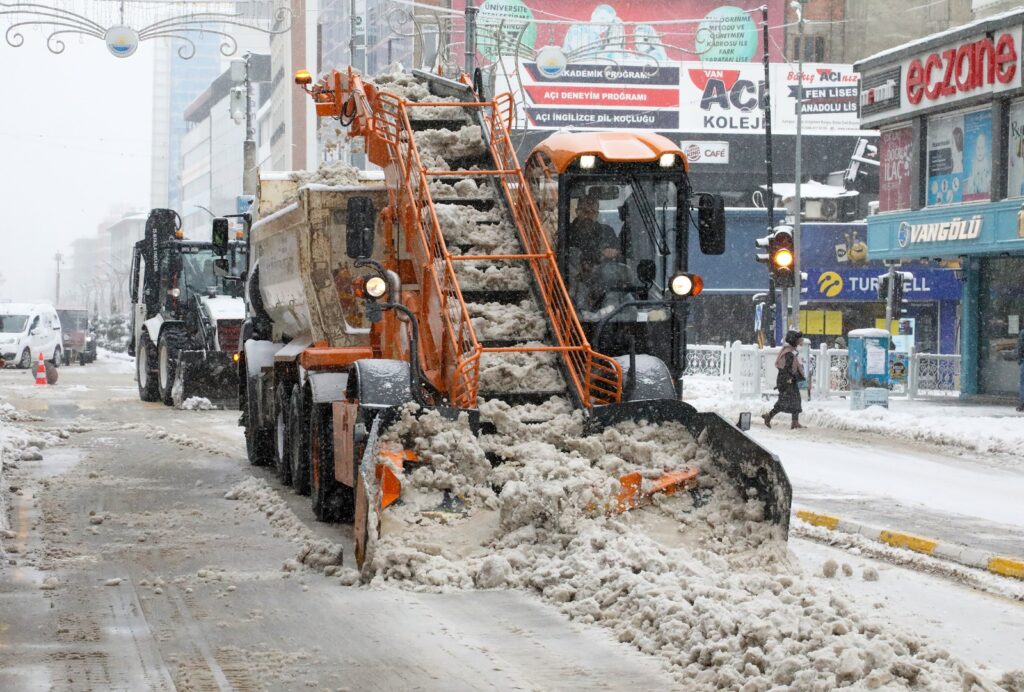 Van’da kar esareti: Yollar kapandı, hastalar mahsur kaldı-Video - Vanda kar esareti 5