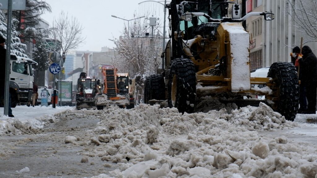 Van’da kar esareti: Yollar kapandı, hastalar mahsur kaldı-Video - Vanda kar esareti 6
