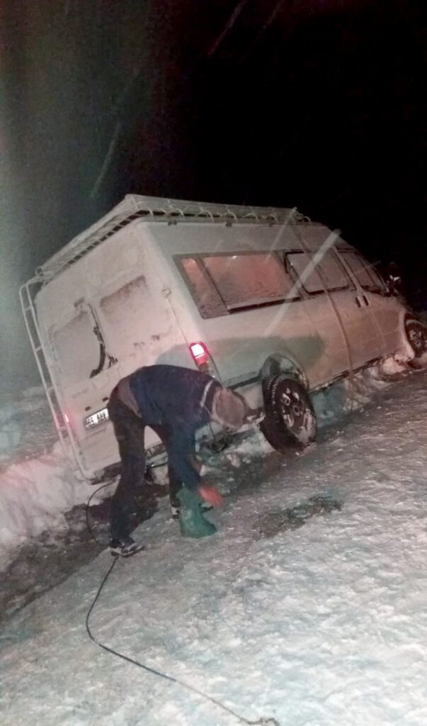 Van’da kar yağışında mahsur kalanlar kurtarıldı - Vanda kar yagisinda mahsur kalanlar kurtarildi 1