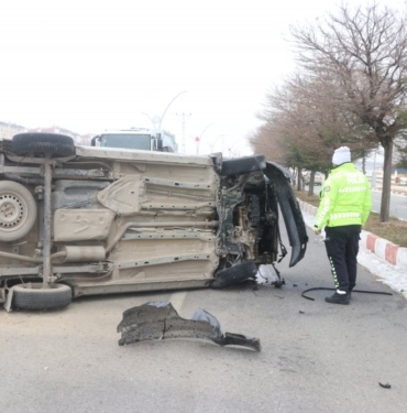 Van'da, köpeklere çarpmamak için manevra yapan araç yan yattı 6 yaralı