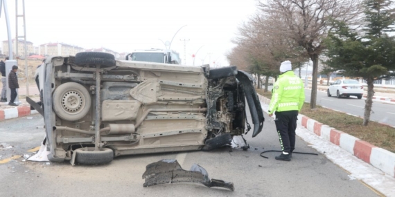 Van’da, köpeklere çarpmamak için manevra yapan araç yan yattı: 6 yaralı