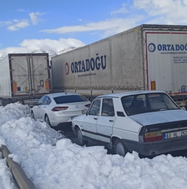 Van'dan yola çıkan yurttaşlar Antep yolunda mahsur kaldı-Video (2)