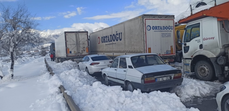 Van'dan yola çıkan yurttaşlar Antep yolunda mahsur kaldı-Video (2)