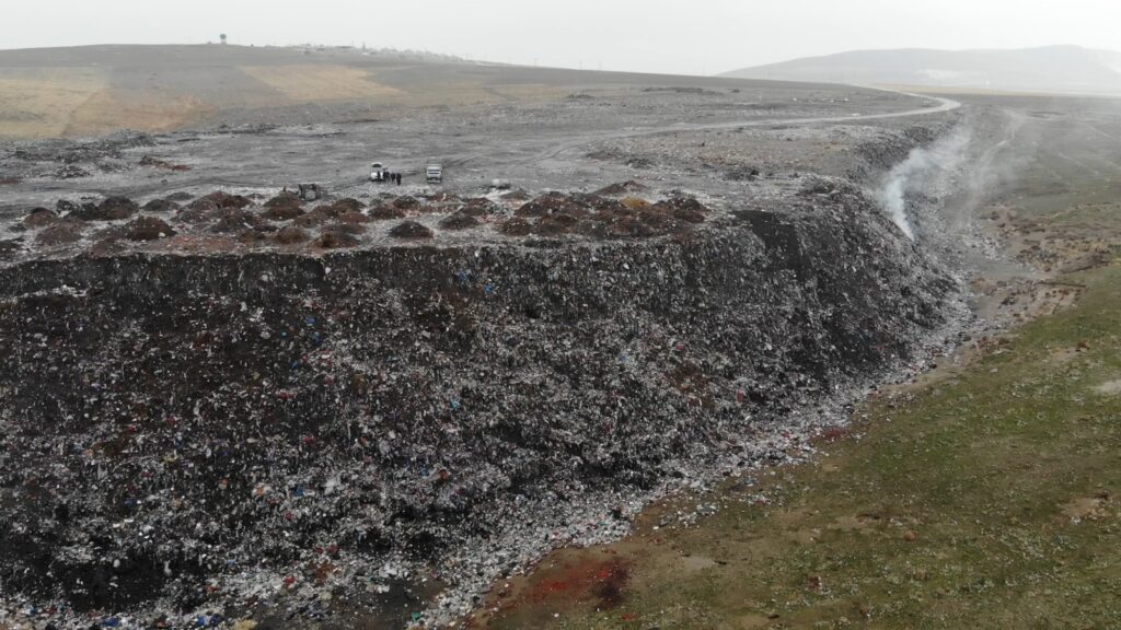 Erciş Belediyesi çöp toplama alanı, çevreyle birlikte tarım alanlarını da kirletiyor - WhatsApp Image 2022 01 03 at 15.50.11 1