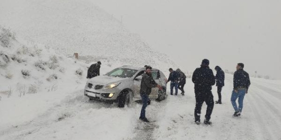 Van ve Hakkâri’de 183 yerleşim yeri ulaşıma kapandı