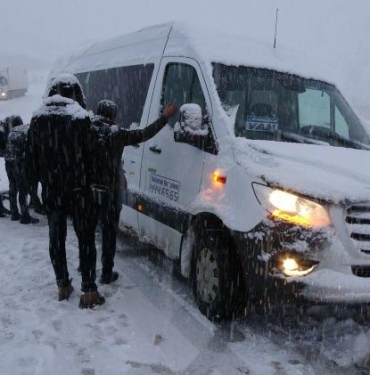 hakkari_yuksekova_karayolunda_onlarca_arac_mahsur_kaldi