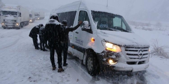 Hakkari -Yüksekova karayolunda onlarca araç mahsur kaldı