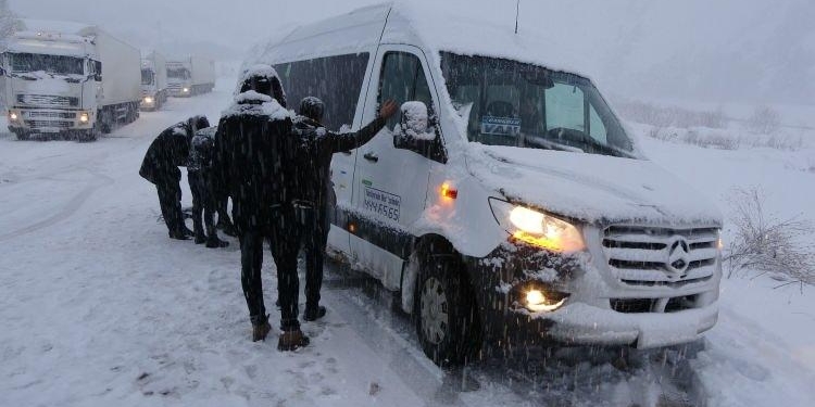 hakkari_yuksekova_karayolunda_onlarca_arac_mahsur_kaldi