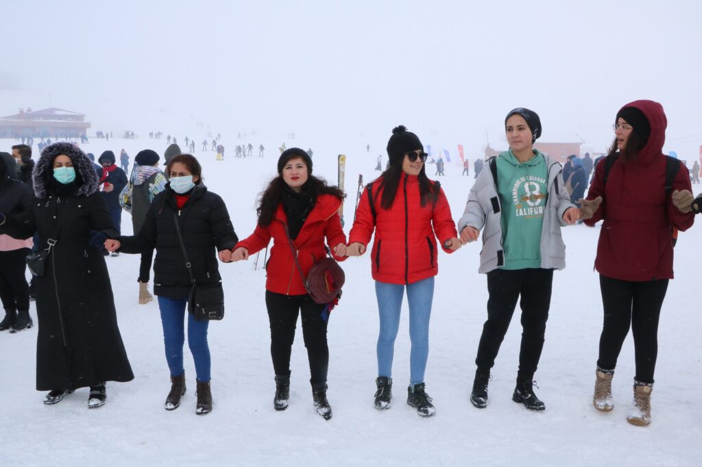 Hakkari'de kar festivali renkli görüntülere sahne oldu - 20
