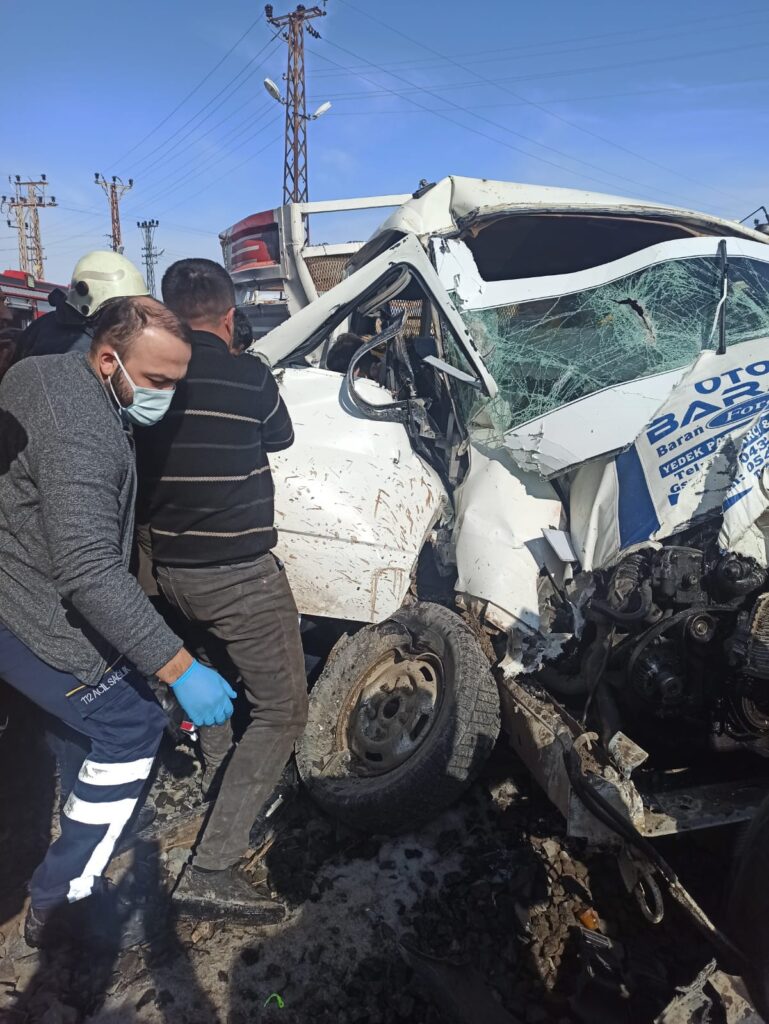 Van’da Buraj makinesi ile kamyonet çarpıştı: 3 yaralı - Kazavan