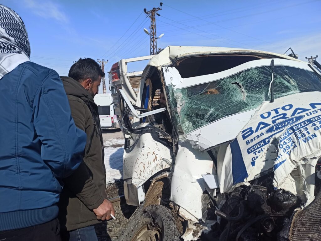 Van’da Buraj makinesi ile kamyonet çarpıştı: 3 yaralı - Kazavan2
