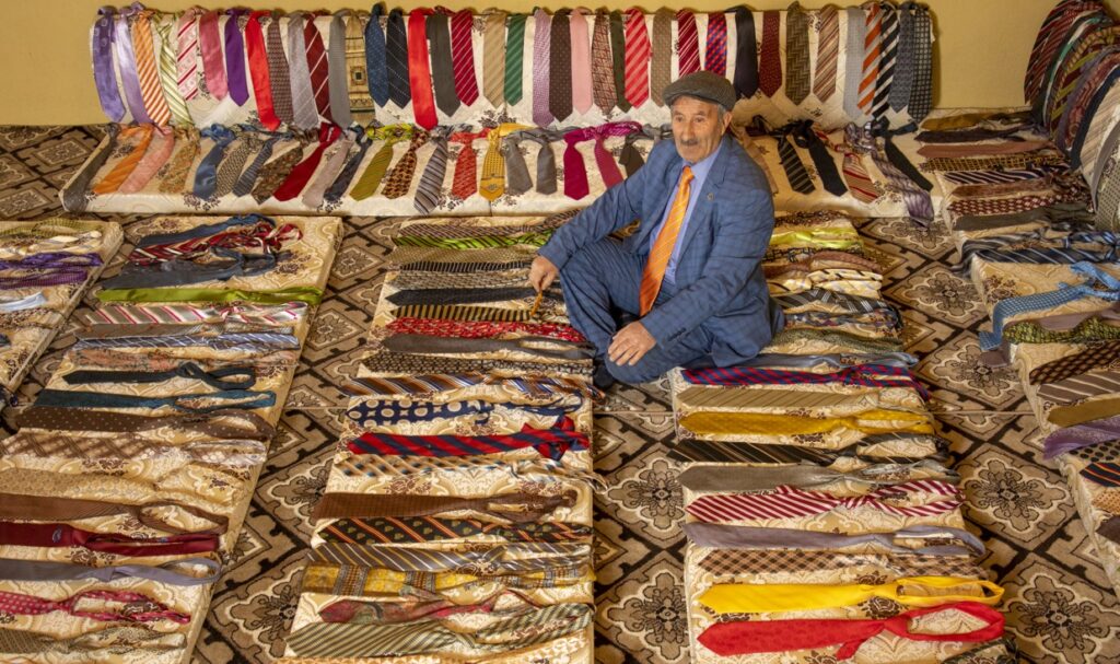 kravat koleksiyonu bulunan Van'lı Bedir Akbulut, 63 yıldır kravatsız dolaşmıyor - Kravat