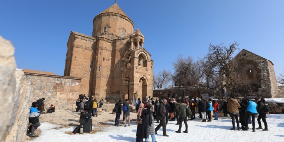 Doğaseverler Akdamar adasında buluştu