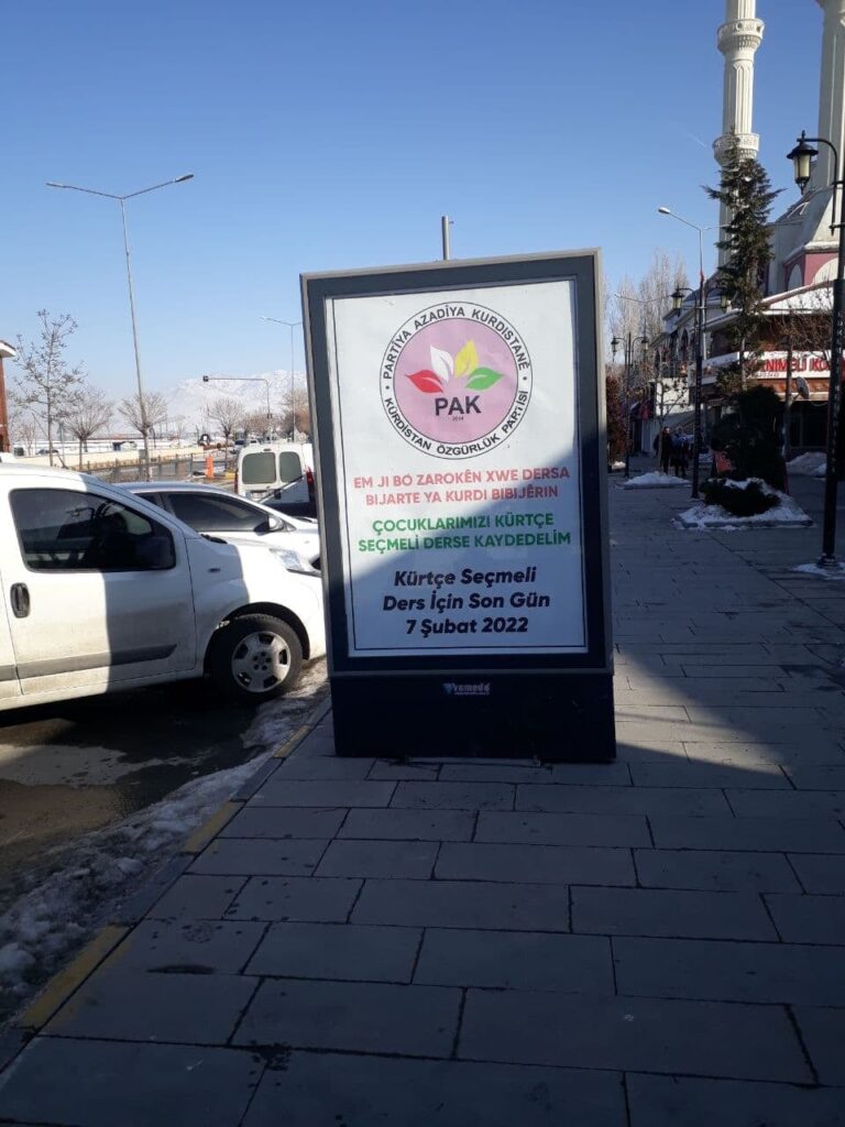 PAK Van’da Kürtçe seçmeli dersler için afişler astı - kurtce afis van