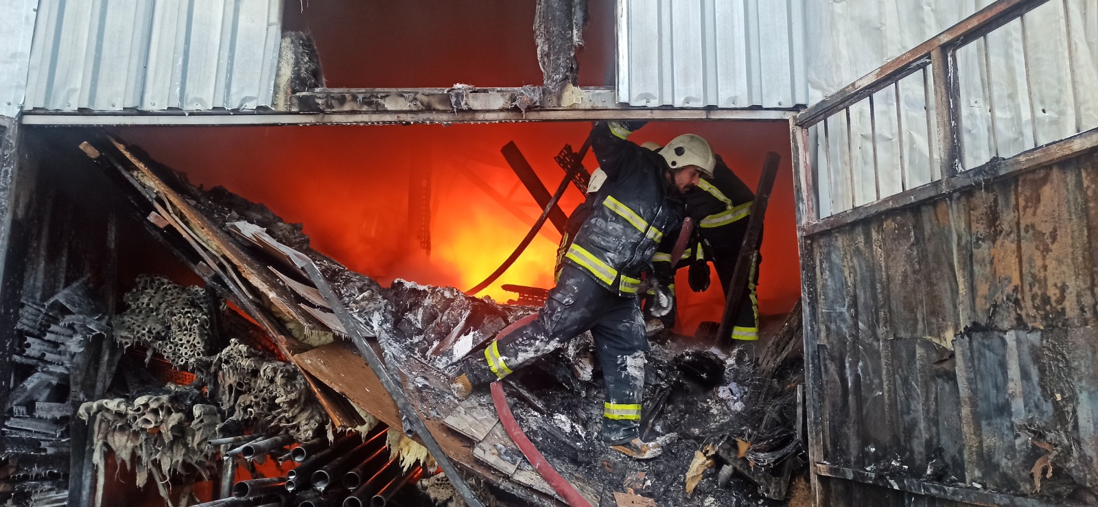 Van’da korkutan yangın: İş yeri kullanılamaz hale geldi - yangin 3