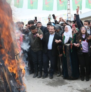 690x390cc-v-17-03-2022-ercis-newroz-atesi-yakildi6