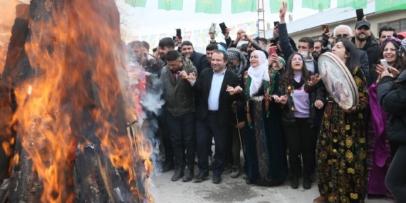 Serhat’ın ilk Newroz ateşi Erciş’te yakıldı: Binler alana sığmadı