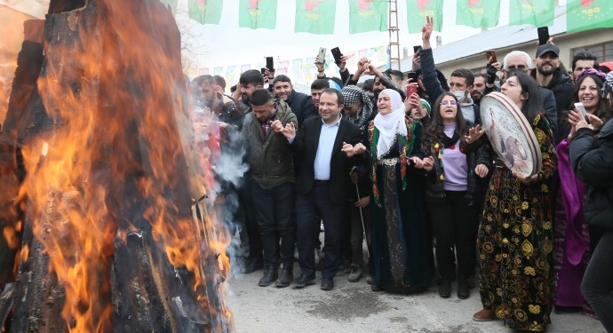 690x390cc-v-17-03-2022-ercis-newroz-atesi-yakildi6