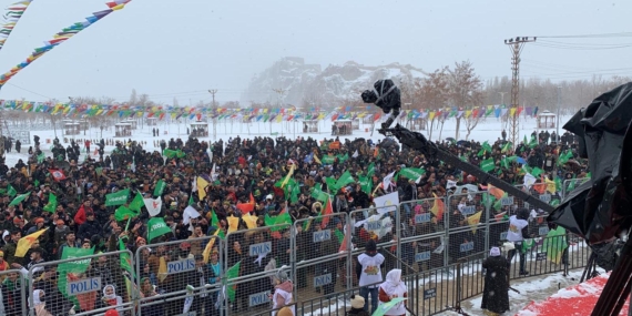 Van Newroz alanına akın ediyor