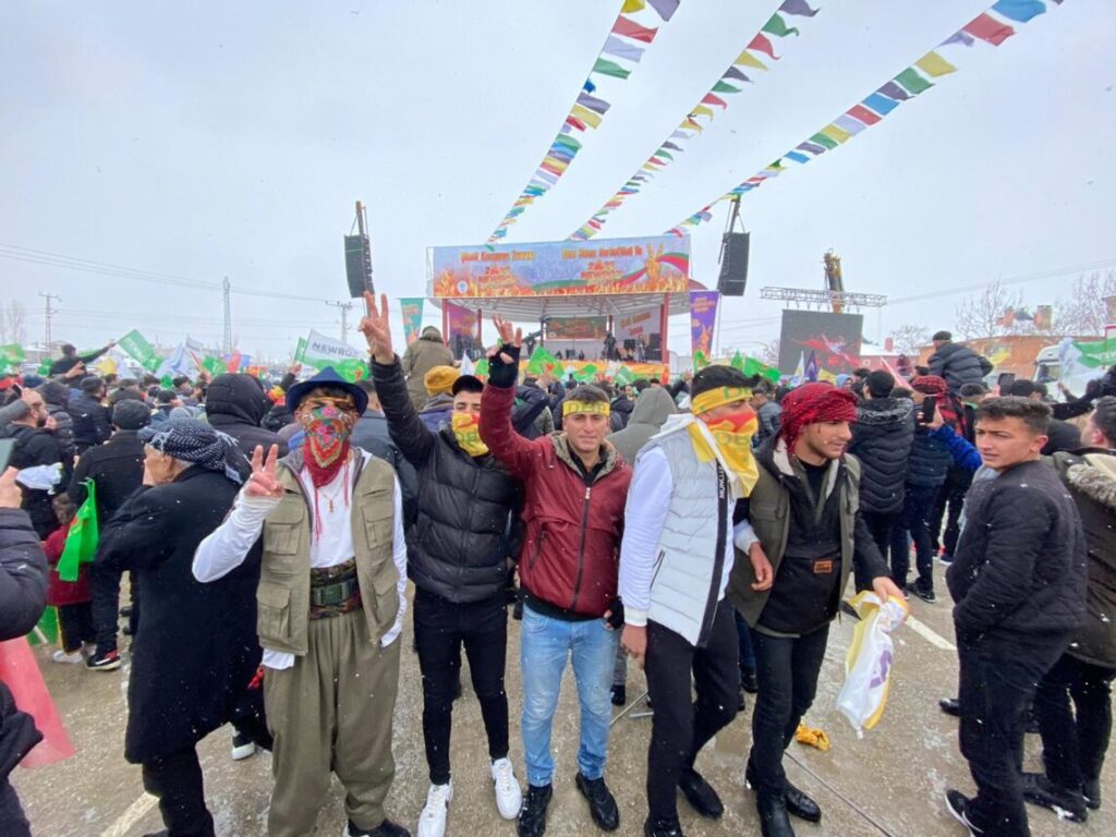 Gelê Wanê ber bi qada Newrozê ve diherike - newroz van 1140x855 1