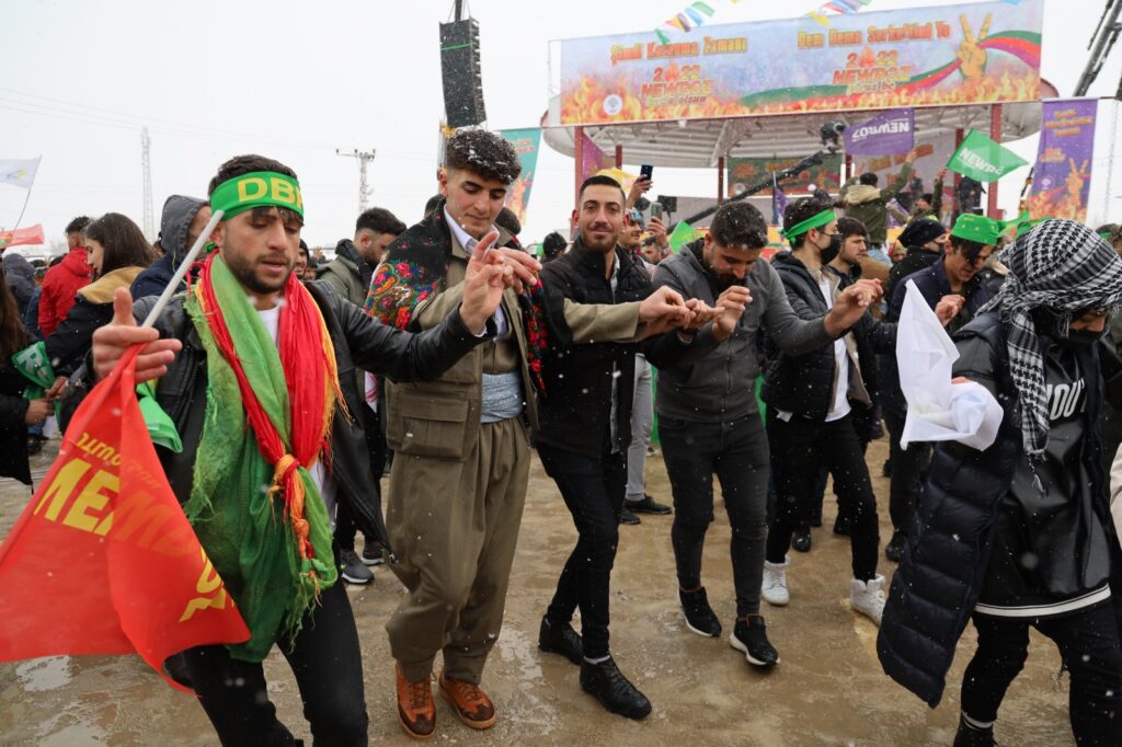 Van’da onbinler Newroz ateşini yaktı - rrrrr