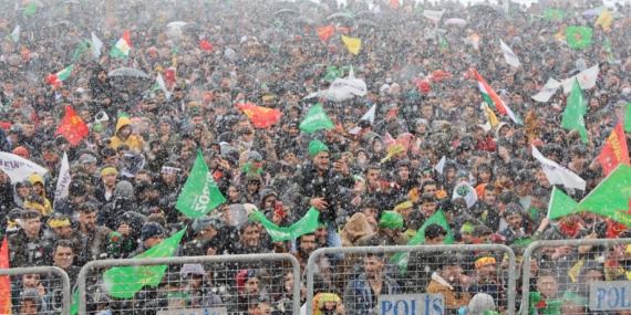 Van’da onbinler Newroz ateşini yaktı