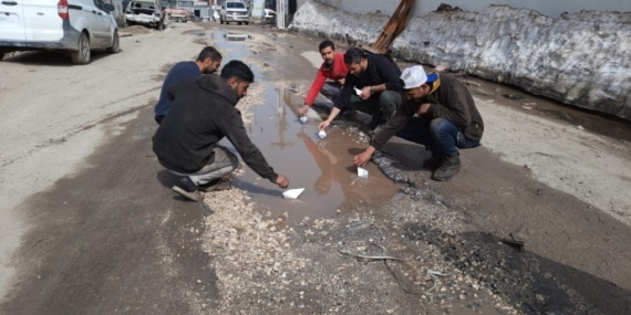 Köstebek yuvasına dönüşen yolda kağıt gemiler geçti