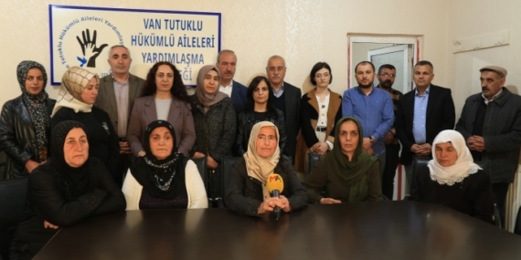 Tutuklu yakınları eylemlerini cezaevi önüne taşıdı