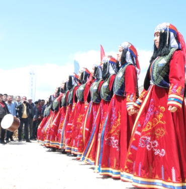 'Badem Çiçeği' festivali renkli görüntülere sahne oldu kapak