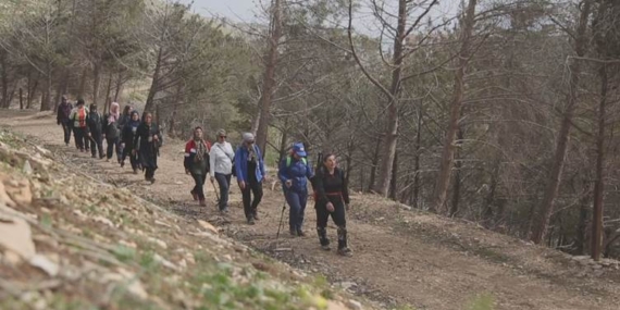 Kansere yakalanmış kadınlar doğa yürüyüşü ile hastalığa meydan okuyor