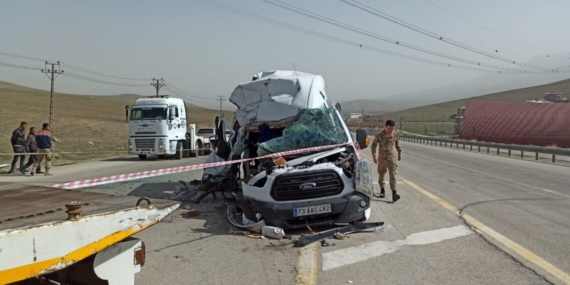 Di qezaya ser rêya Van Colemêrgê de 13 kes birîndar bûn