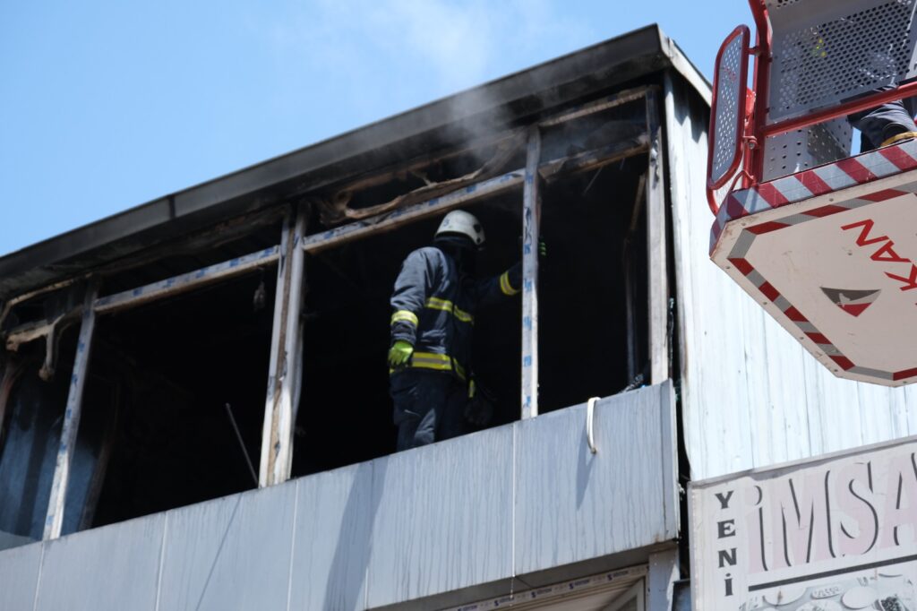 Van’da ekmek fırınında yangın - Vanda ekmek firininda yangin1