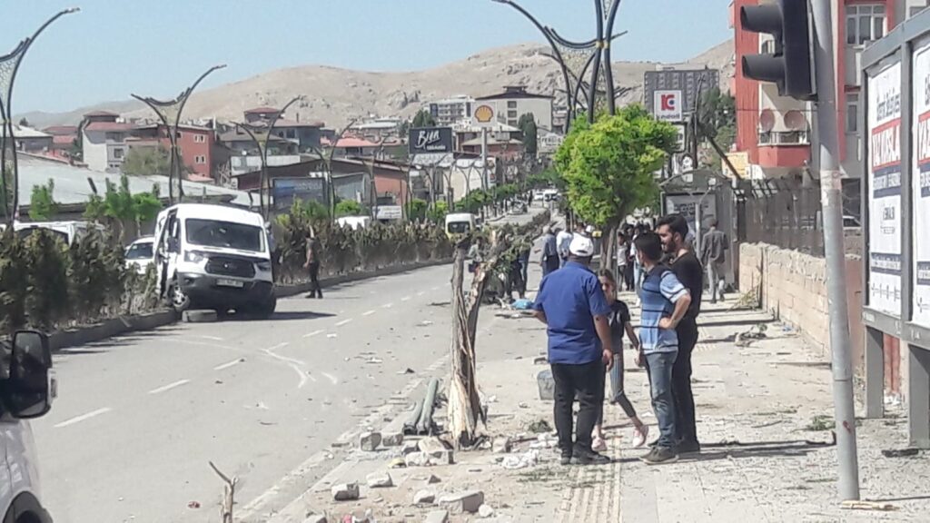 Van'da TIR Minibüsle çarpıştı: 2 yaralı - van kaza1