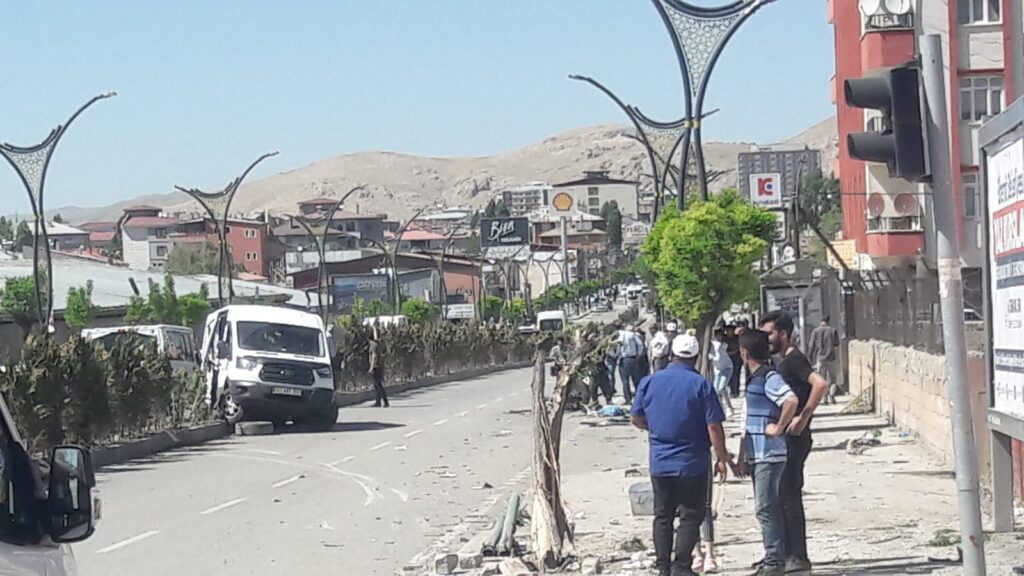 Van'da TIR Minibüsle çarpıştı: 2 yaralı - van kaza2